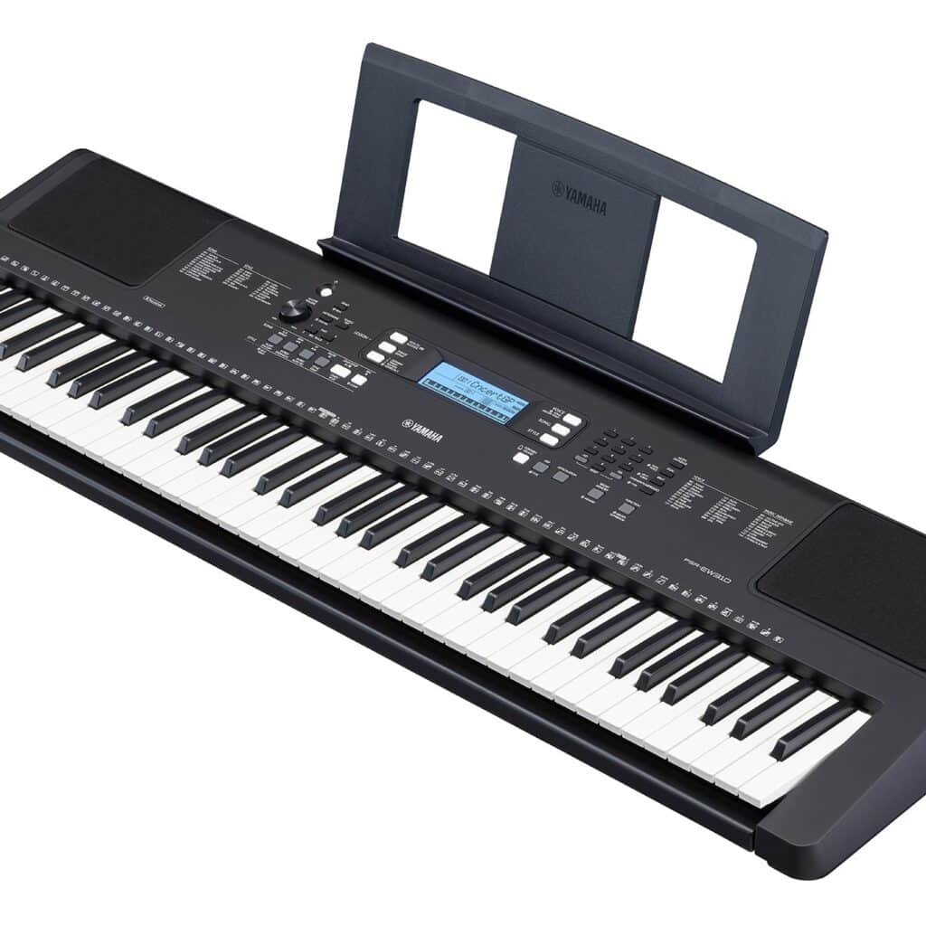 Teclado_portatil_Yamaha_76-teclas_PSR-EW310_angulo-atril-1024×1024